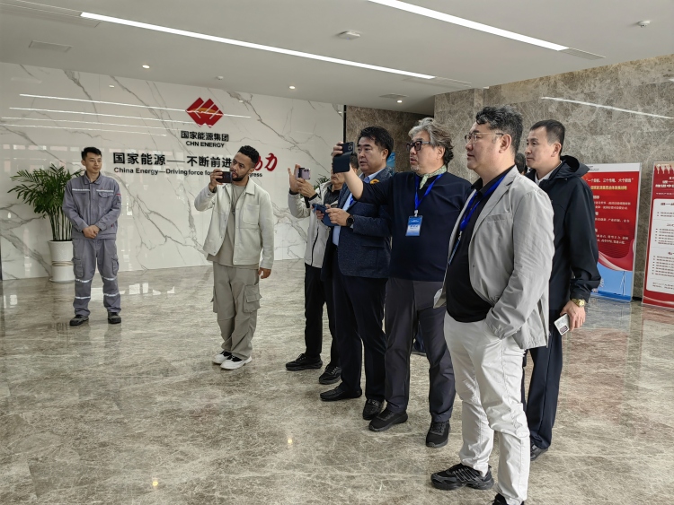 【Hi,Shandong】外媒记者走进东营，探访全球最大开放式海上光伏项目_fororder_国家能源2 (1)