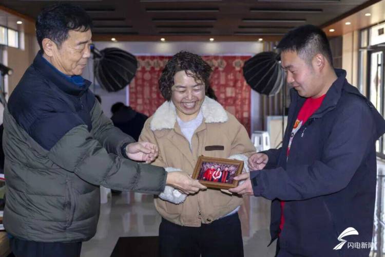 定格团圆瞬间 日照东港摄影师进村为村民拍全家福