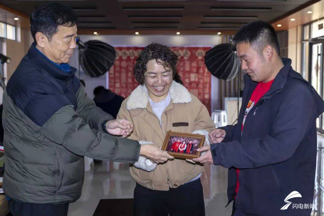 定格团圆瞬间 日照东港摄影师进村为村民拍全家福
