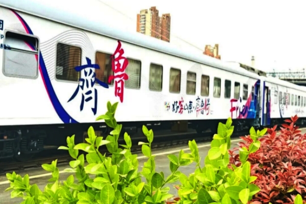 “铁路+文旅”梦幻联动 济南方特“520心动告白节”浪漫启幕_fororder_copy_副本1