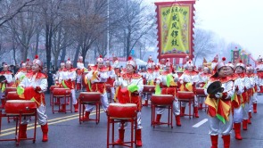 山东淄博：锣鼓喧天闹元宵 民俗巡游展风情