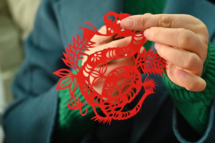 烟台栖霞：剪纸艺术家新春聚首，共剪蛇年福字迎祥瑞