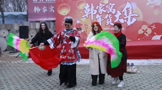 外国学子在淄博周村年味中邂逅“烟火密码”