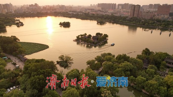济南大明湖唯美晚霞 鎏金暮色醉煞游人