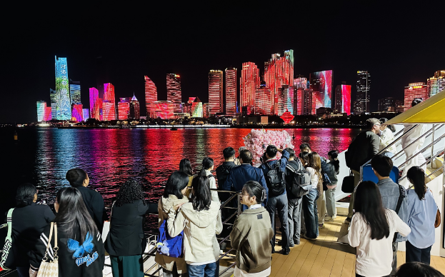 夜游青岛浮山湾 APEC嘉宾点赞“海上看青岛”_fororder_图片1(1)