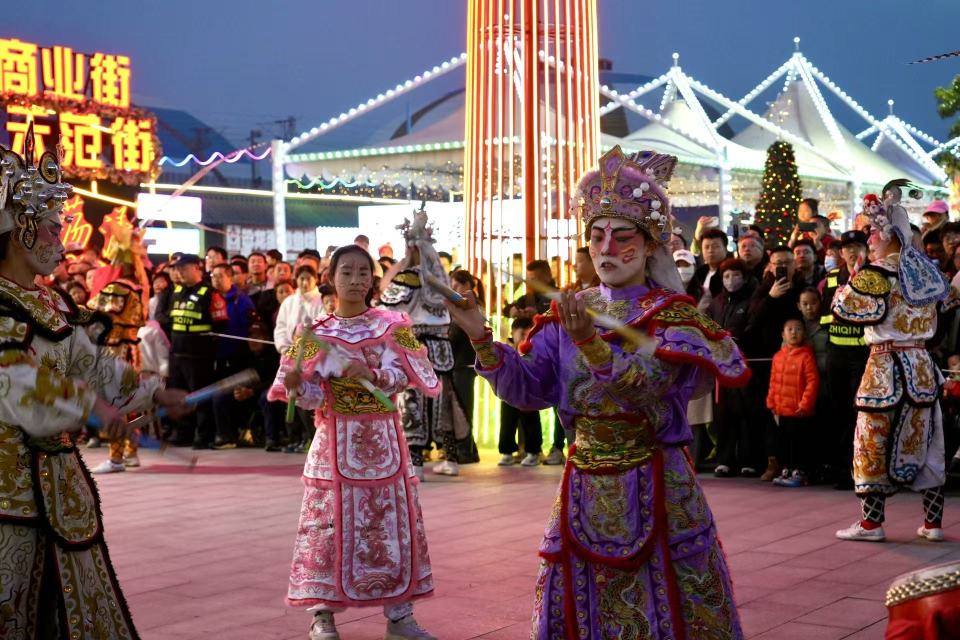 龙抬头舞英歌 济南环联夜市上演非遗盛宴_fororder_3