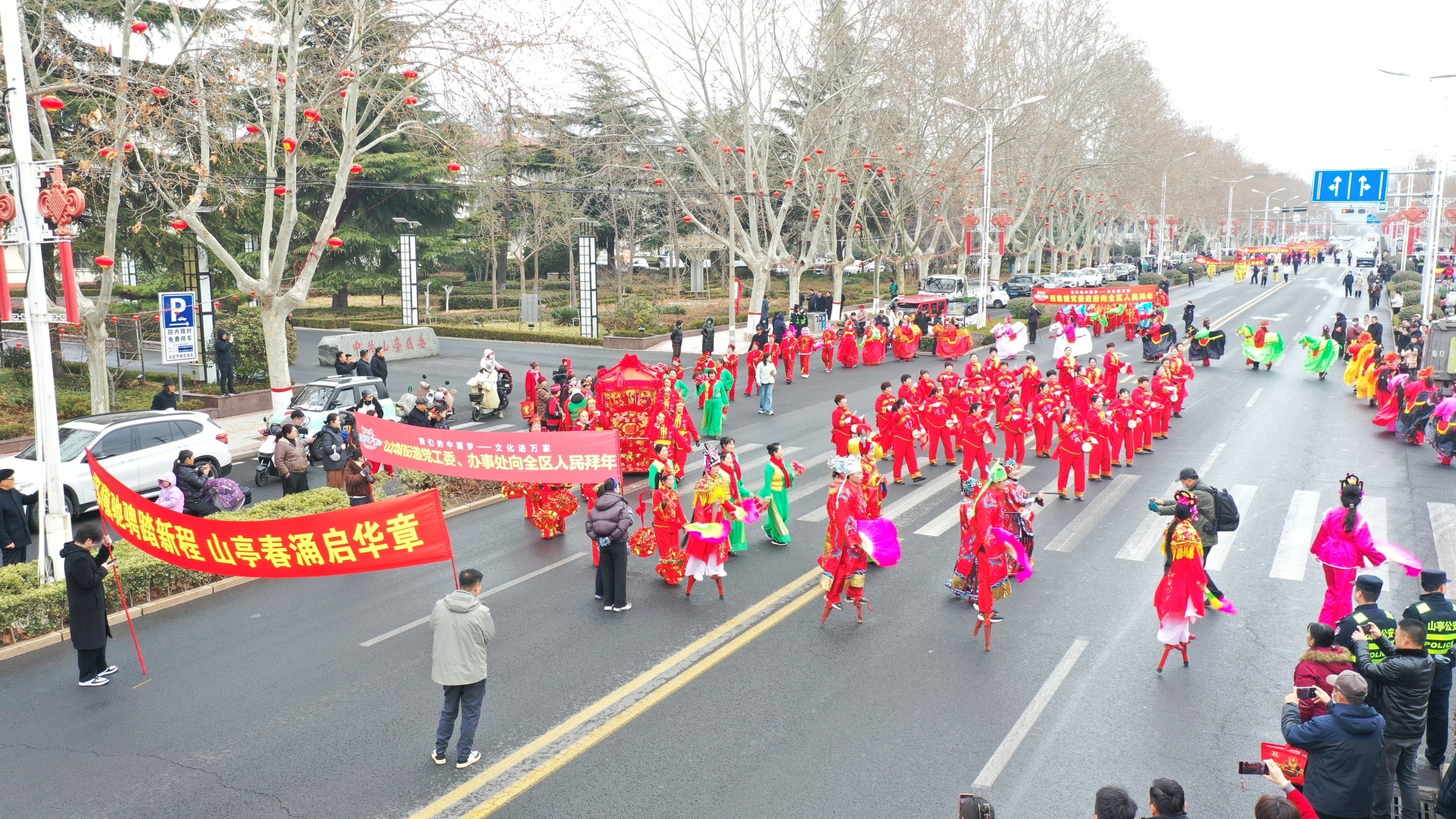 山东枣庄：民俗游艺踩街闹新春_fororder_559df727-9a44-4304-9b61-57ed3dbecbbb