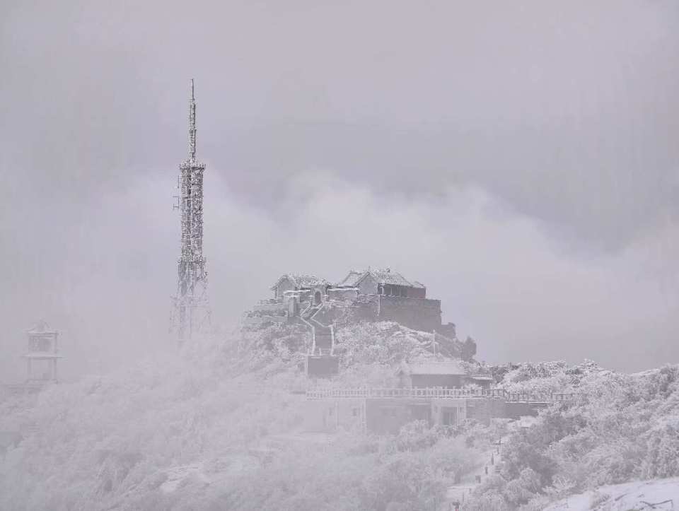 山东泰安：雪后泰山披银装 铲冰除雪保畅通