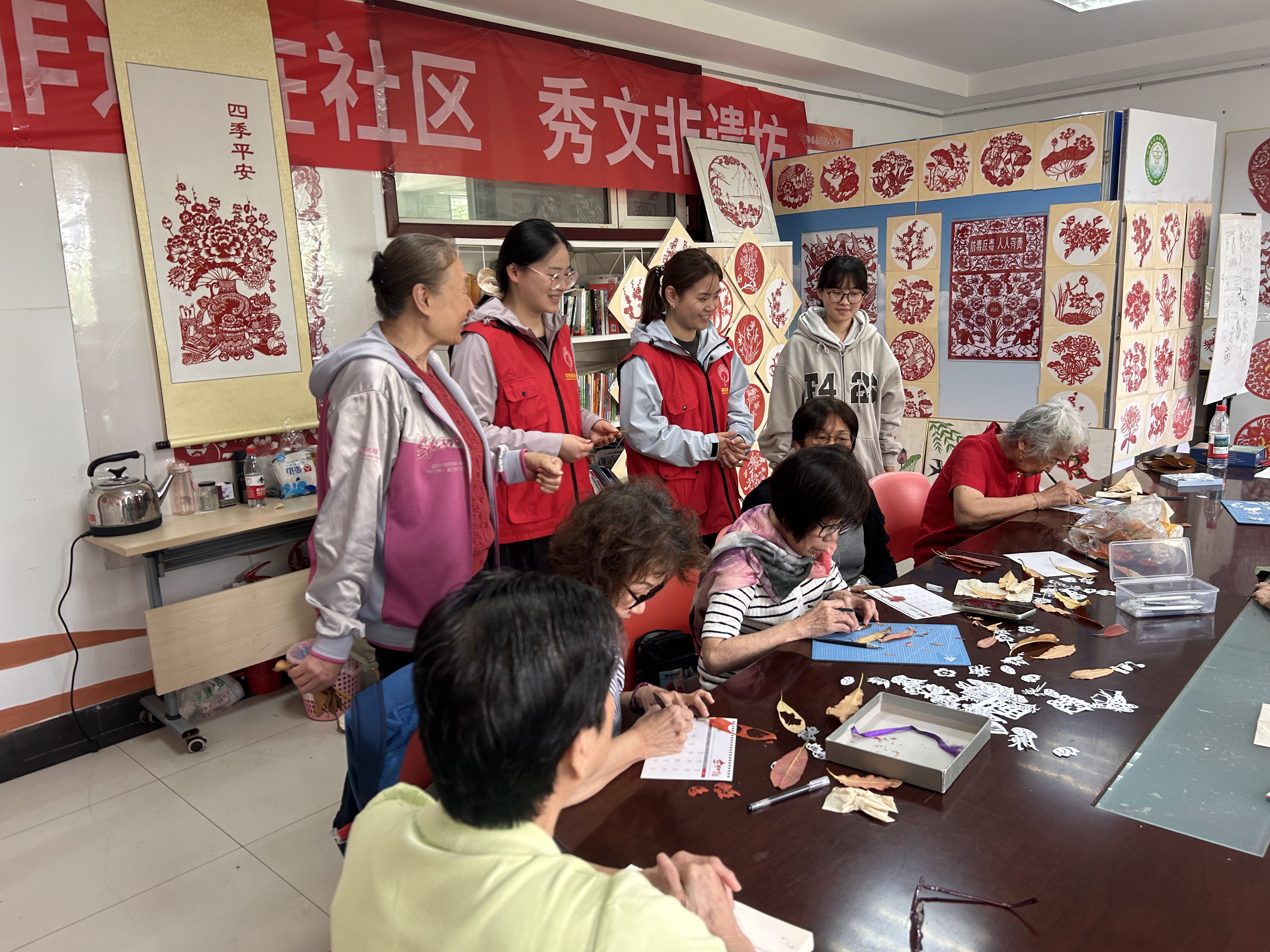 叶雕传情连中外 新加坡友人到济南市中区开展非遗交流学习_fororder_图片5