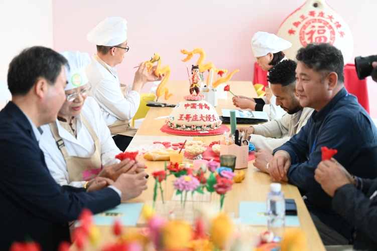 【Hi,Shandong】“Hi,Shandong—机遇中国 青岛优品”海外媒体青岛行活动走进王哥庄大馒头非遗传承中心，开启“非遗”美食之旅_fororder_DSC_1923.JPG