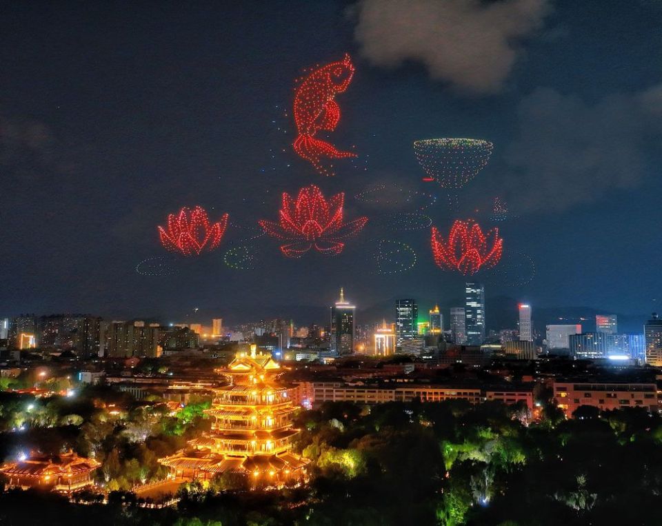 闪耀泉城夜空 “泉染星穹”无人飞机秀惊艳收官
