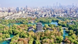 晴空万里映碧波 大明湖景美如画