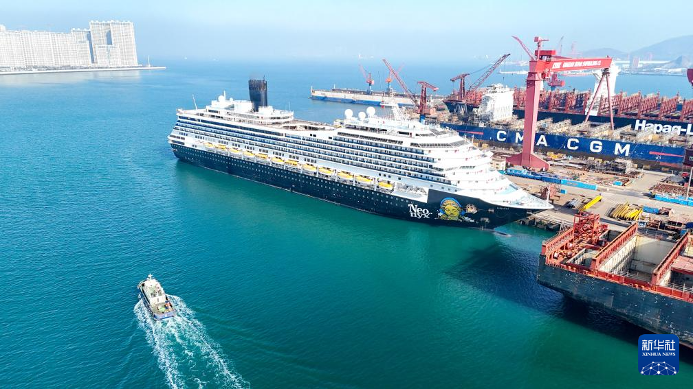 10万吨级以上邮轮“理想”号在青岛维修