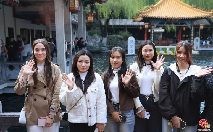 外眼看济南｜一条水路，千年泉韵：从趵突泉到大明湖的CityWalk