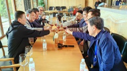 【Hi,Shandong】“Hi,Shandong—机遇中国 青岛优品”海外媒体青岛行活动走进九顶庄园，品味葡萄美酒