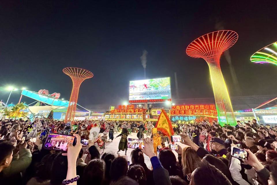 龙抬头舞英歌 济南环联夜市上演非遗盛宴_fororder_7