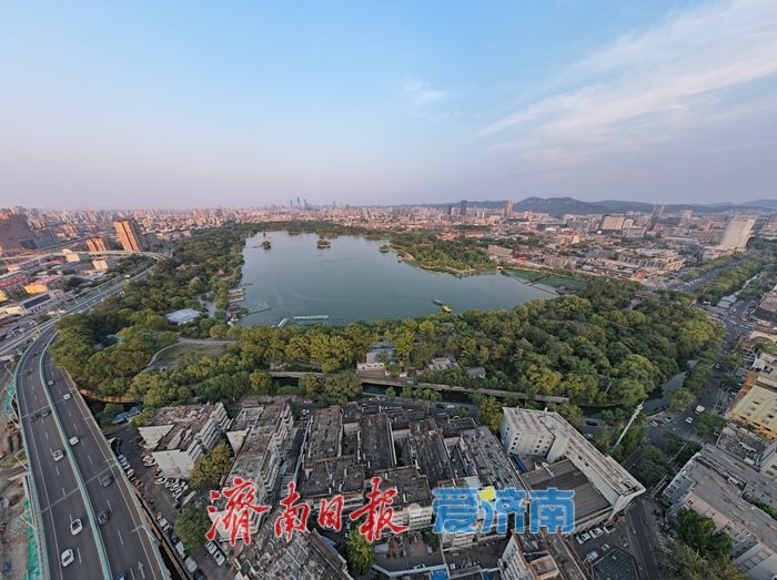 济南大明湖唯美晚霞 鎏金暮色醉煞游人