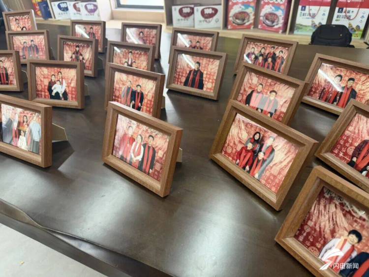 定格团圆瞬间 日照东港摄影师进村为村民拍全家福