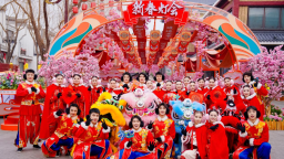 济南方特“新春灯会”启幕 千灯映春开启马年欢乐篇章