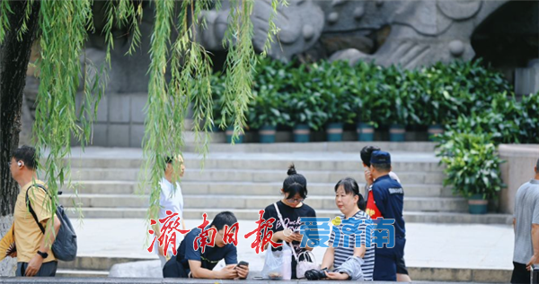 “三伏天”来了 入伏首日游客济南泉畔纳凉
