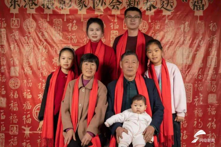 定格团圆瞬间 日照东港摄影师进村为村民拍全家福