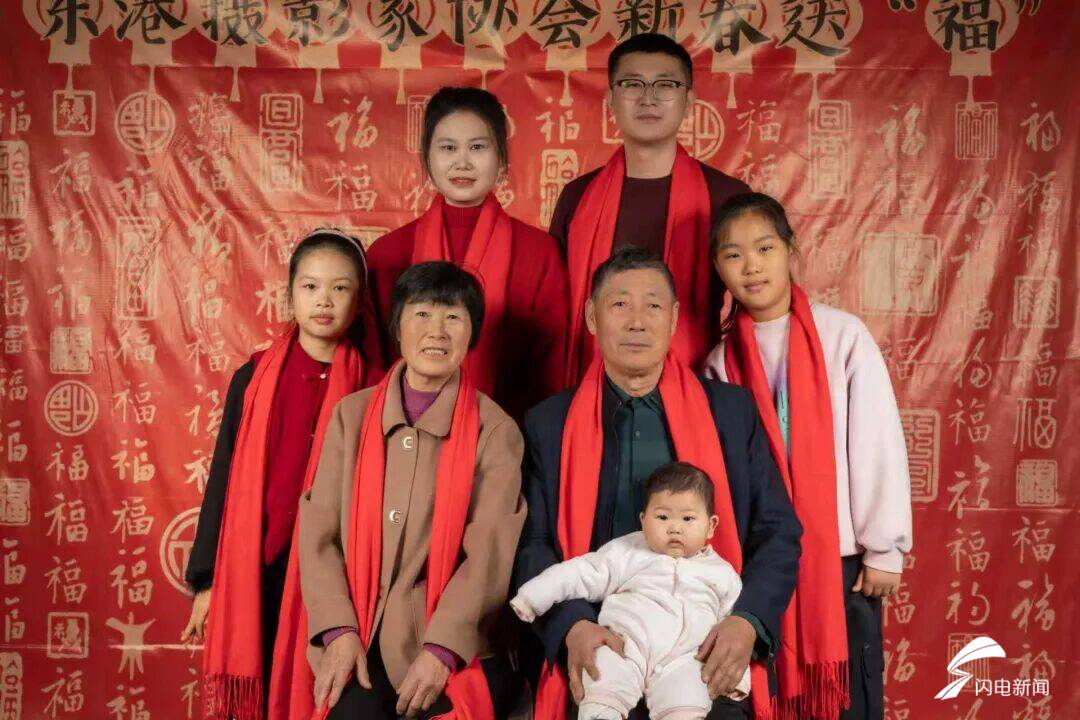 定格团圆瞬间 日照东港摄影师进村为村民拍全家福