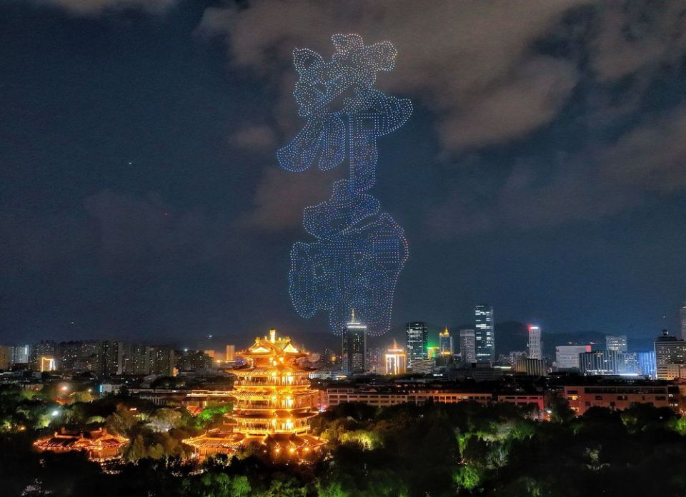 闪耀泉城夜空 “泉染星穹”无人飞机秀惊艳收官