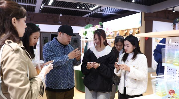 外眼看济南｜一条水路，千年泉韵：从趵突泉到大明湖的CityWalk