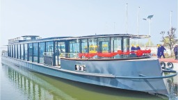 山东造内河游船挺进塞纳河
