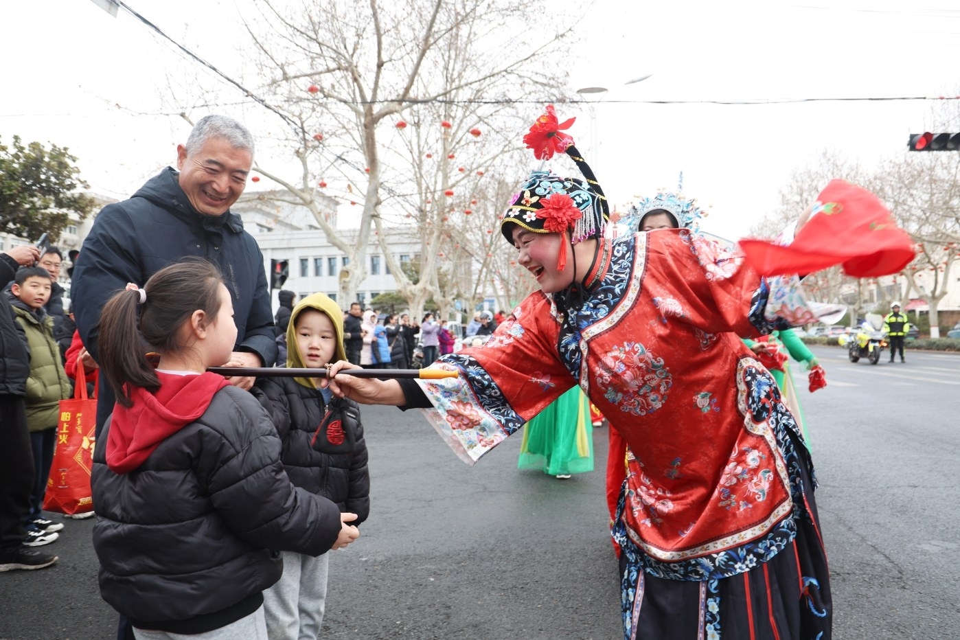 山东枣庄：民俗游艺踩街闹新春_fororder_a7992bee-86fc-437b-9dbd-289741893025