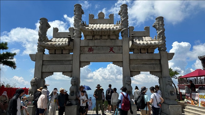山东泰安：云作丝，风为引！登泰山“天界漫游”，把夏日浪漫全打包