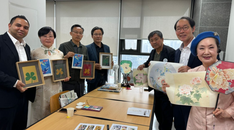 “以画对话，以花会友”菏泽市巨野工笔牡丹画书写中韩文旅产业交流新篇章_fororder_图片3