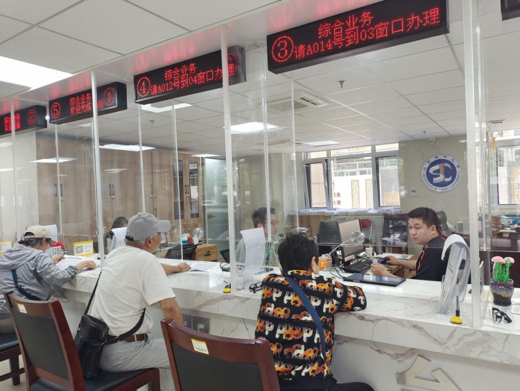 山东老年大学秋季招生爆火，首开短期班 AI智能成新宠