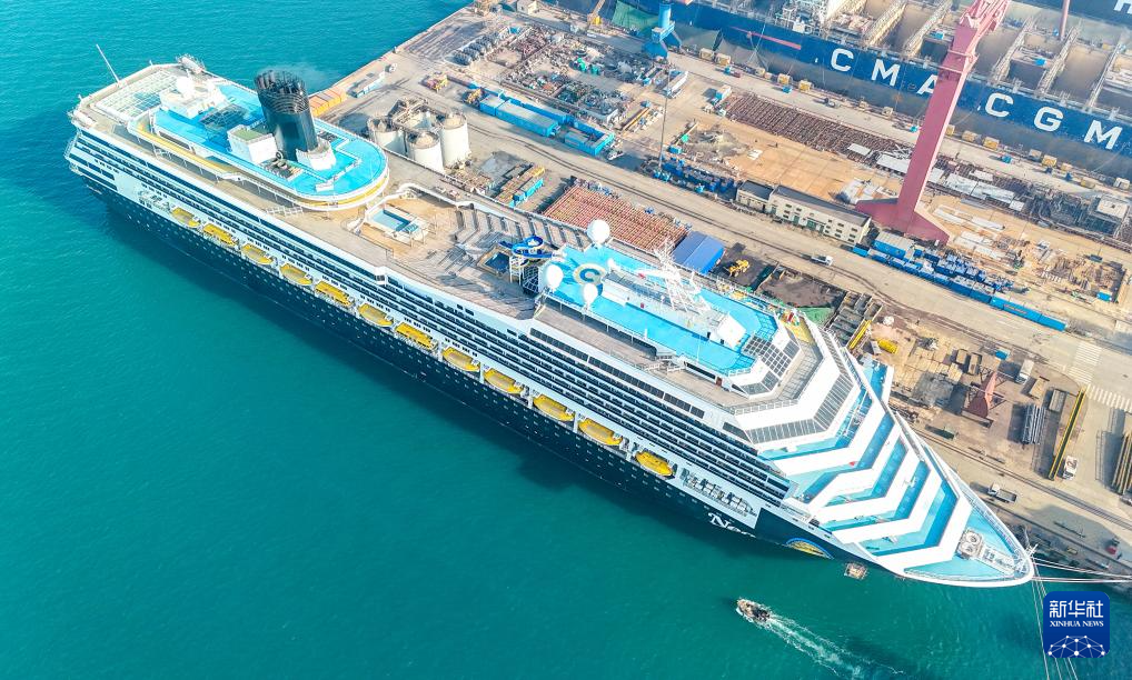 10万吨级以上邮轮“理想”号在青岛维修