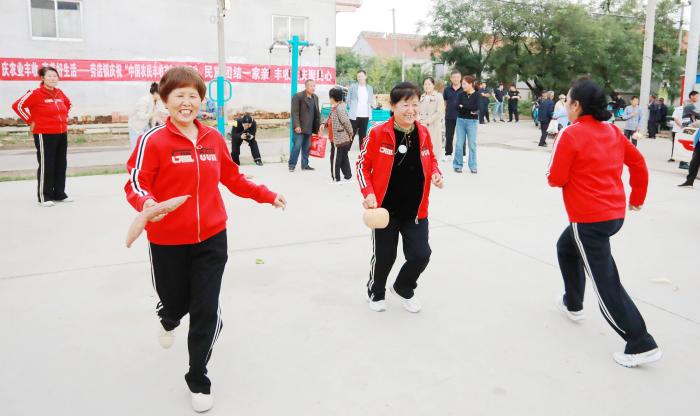 滨州：农民趣味运动会庆丰收