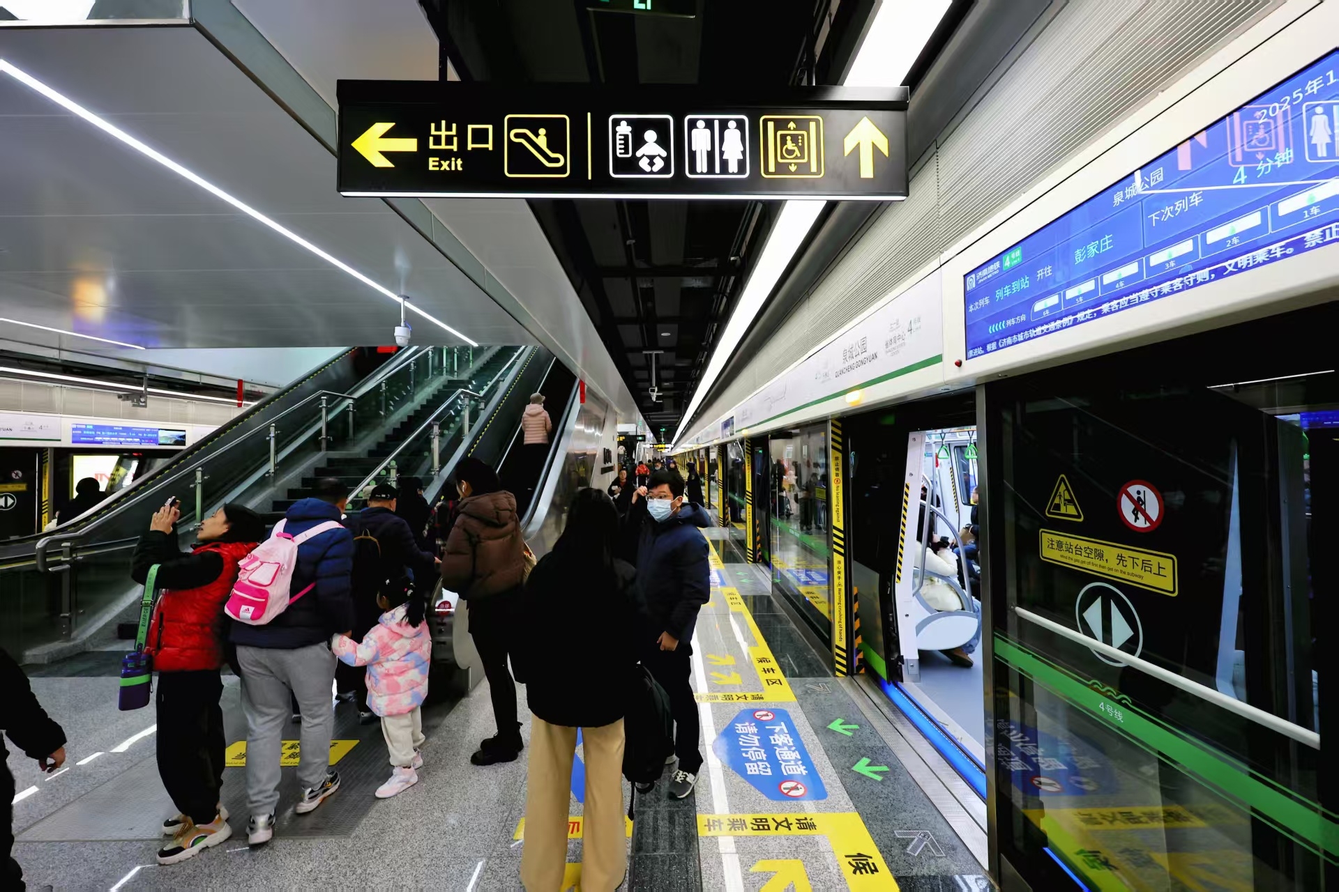 济南地铁三线同日开通 轨道交通迈入网络化运营新阶段