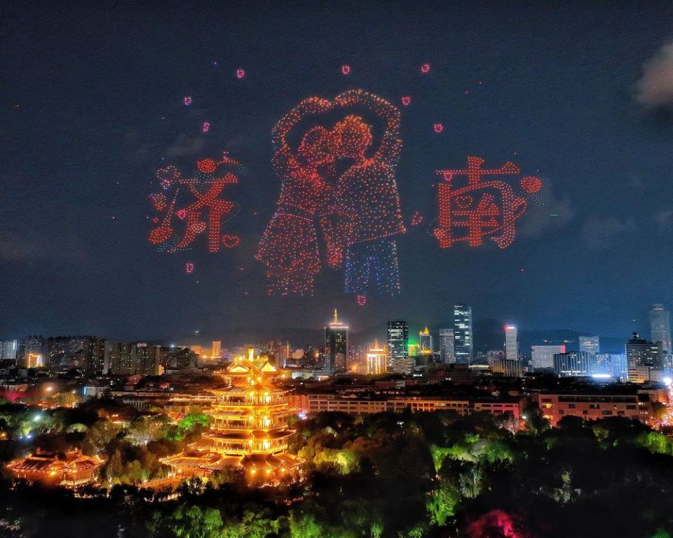 闪耀泉城夜空 “泉染星穹”无人飞机秀惊艳收官