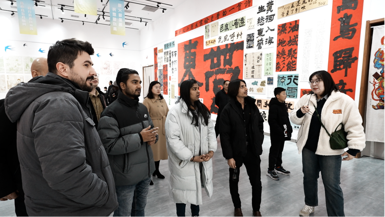 东营开展外国专家参观新春美学展活动