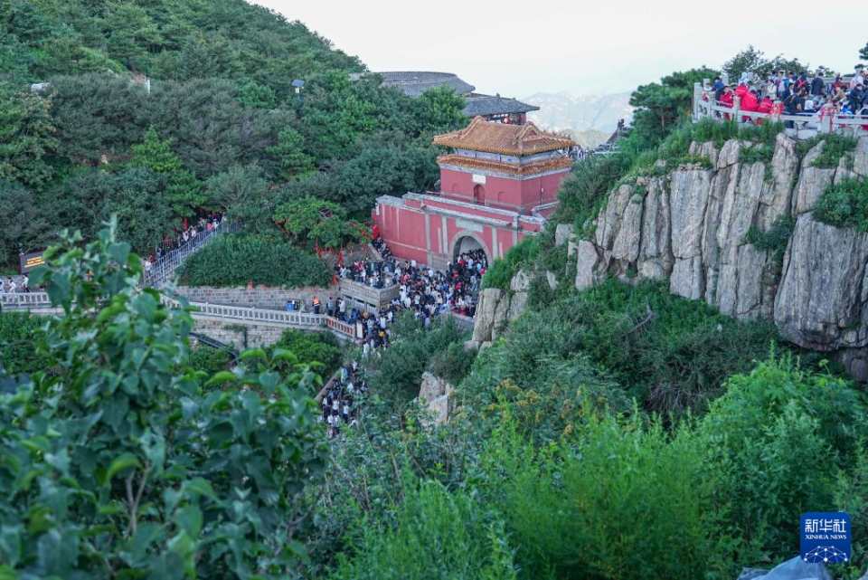 山东泰安：暑期泰山游客旺_fororder_W6