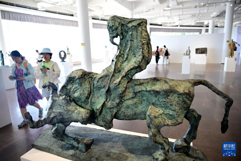 “合光共塑”——上合组织国家雕塑展在青岛举行_fororder_E2