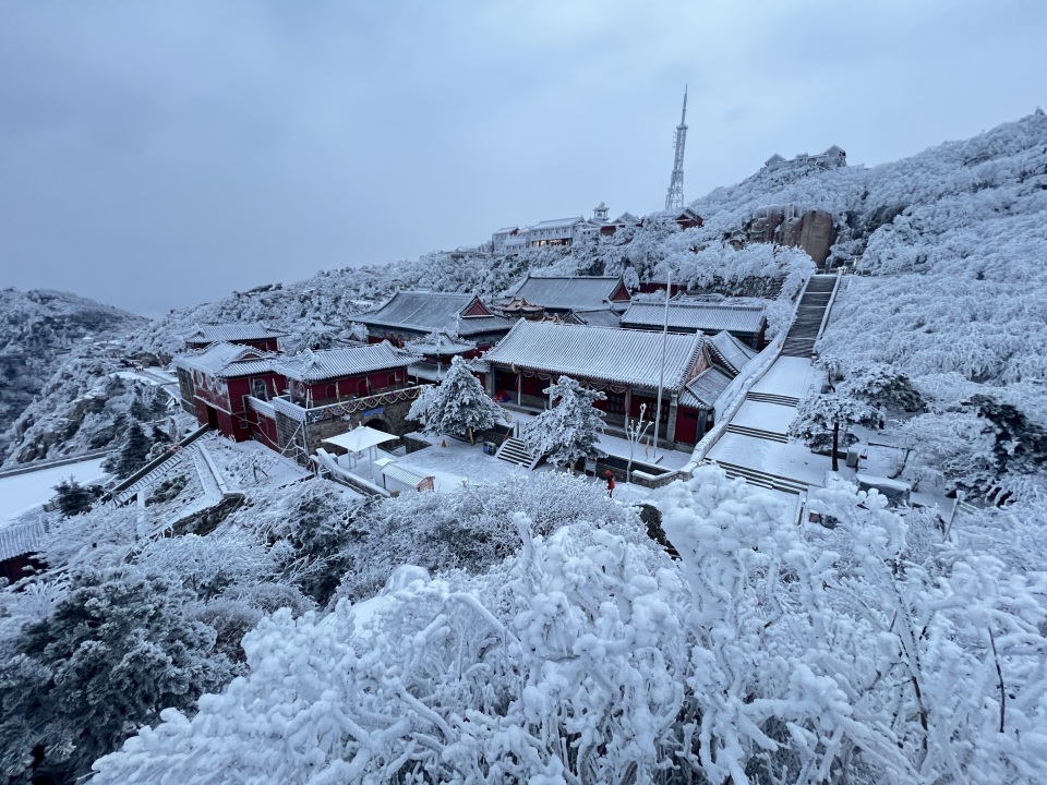 山东泰安：雪后泰山披银装 铲冰除雪保畅通