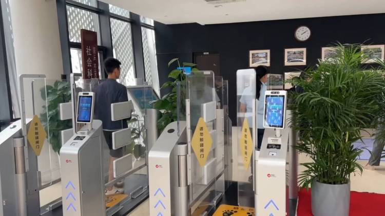 刷脸就能借还书！全国首个图书无感借阅闭环系统亮相济南市图书馆