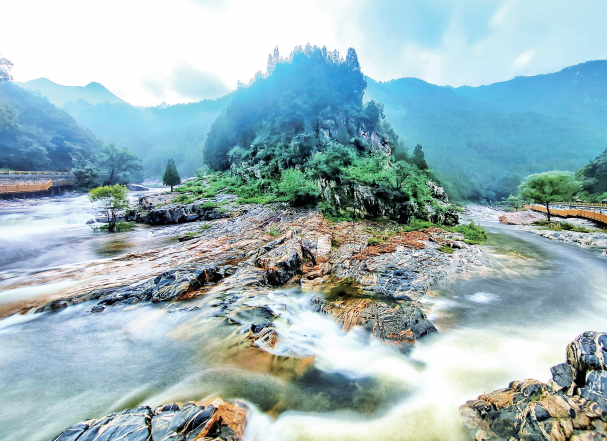 山东泰安：雨润青峦 石映晴光