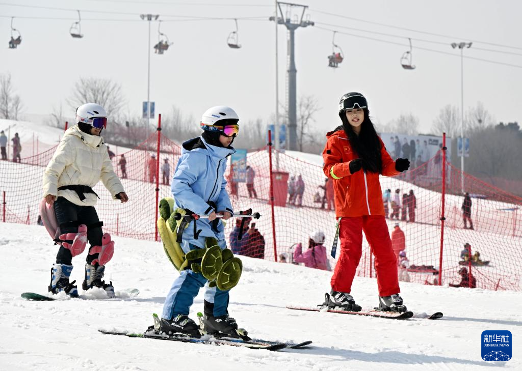 山东青岛：“冰雪文旅”持续升温