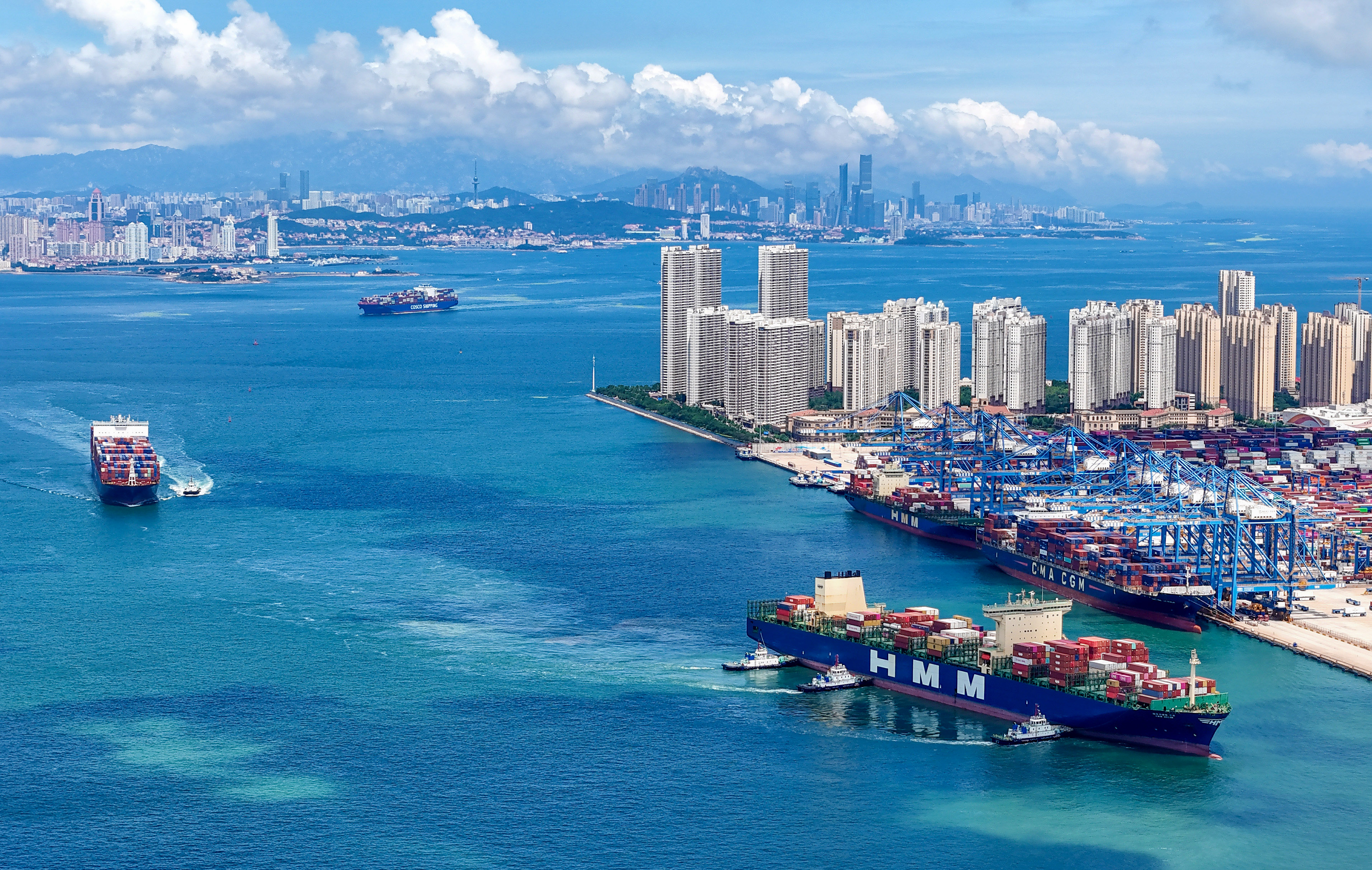 山东港口青岛港上半年新增航线11条_fororder_7月8日，在青岛胶州湾航道，数艘集装箱货轮缓缓进港。 (张进刚  摄1)电话13854260100.JPG