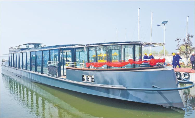 山东造内河游船挺进塞纳河