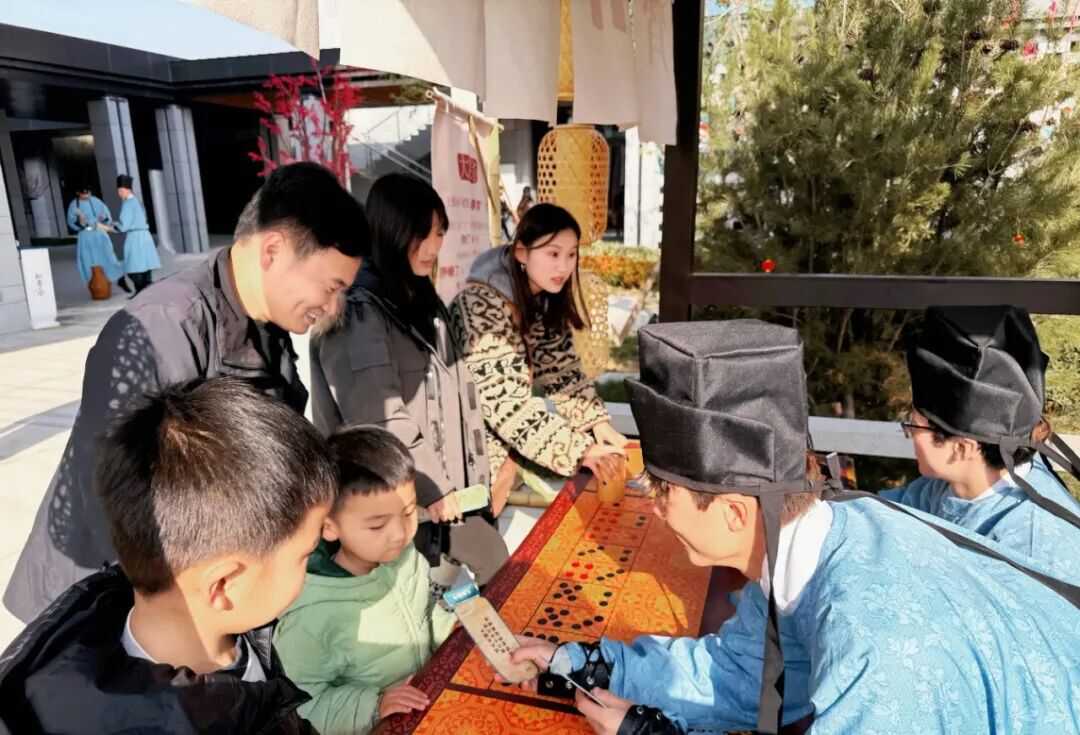 济南新春赏灯新选择，起步区鹊山生态文化区上演“大河华章·光耀鹊华”新春灯会