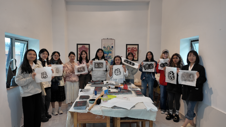 “机遇中国・活力莱芜”文化走读行：国际友人探秘莱芜古村 感受千年文脉与民俗活力