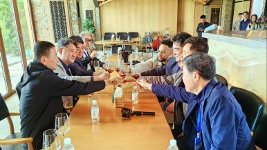 【Hi,Shandong】“Hi,Shandong—机遇中国 青岛优品”海外媒体青岛行活动走进九顶庄园，品味葡萄美酒