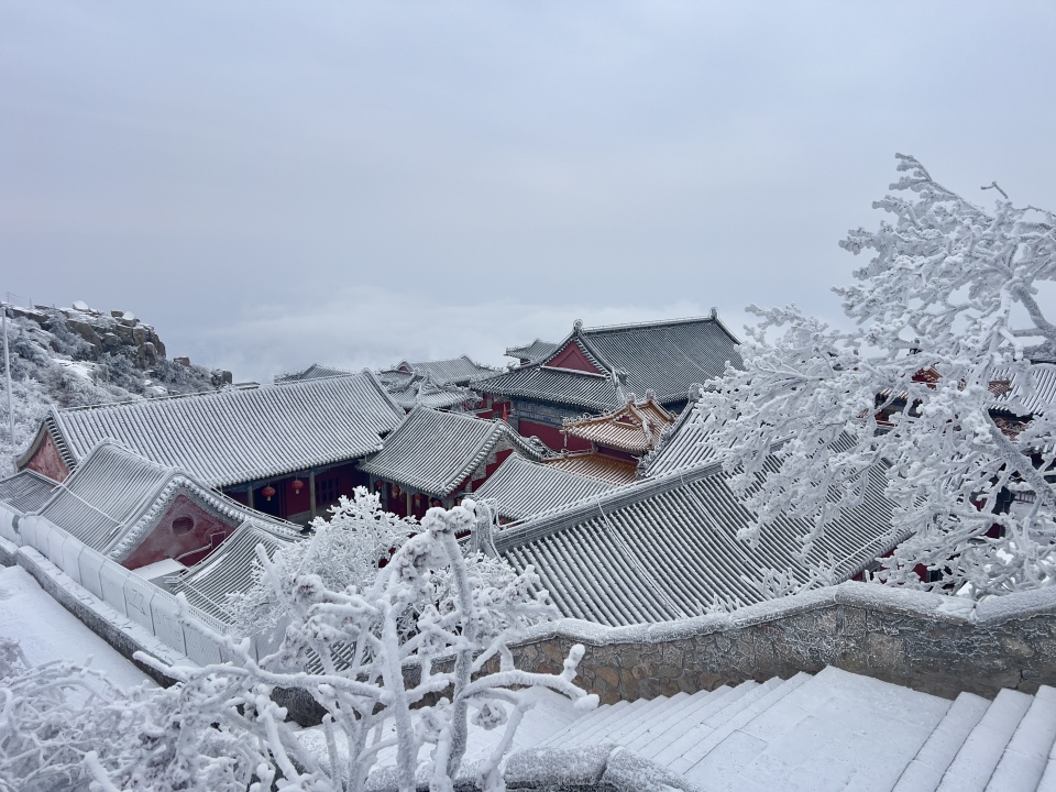 山东泰安：雪后泰山披银装 铲冰除雪保畅通